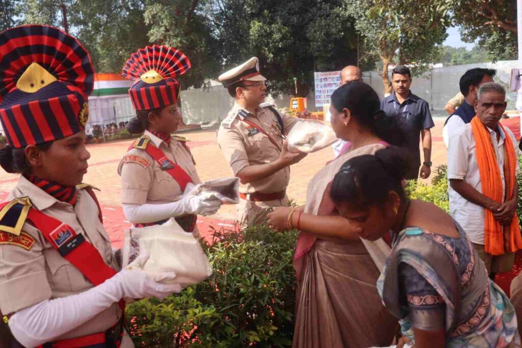 पुलिस स्मृति दिवस पर जशपुर पुलिस ने अमर शहीदों को दी श्रद्धांजलि, शहीद परिवारों को किया सम्मानित