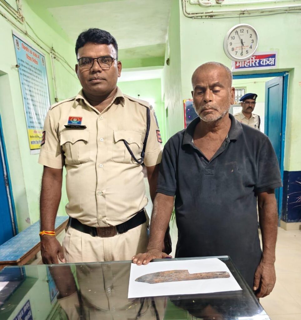 समाधान सेल की तत्परता से बस स्टैंड पलारी में धारदार हथियार लहराकर लोगों को डराने वाला आरोपी गिरफ्तार — पलारी पुलिस की बड़ी कार्यवाही