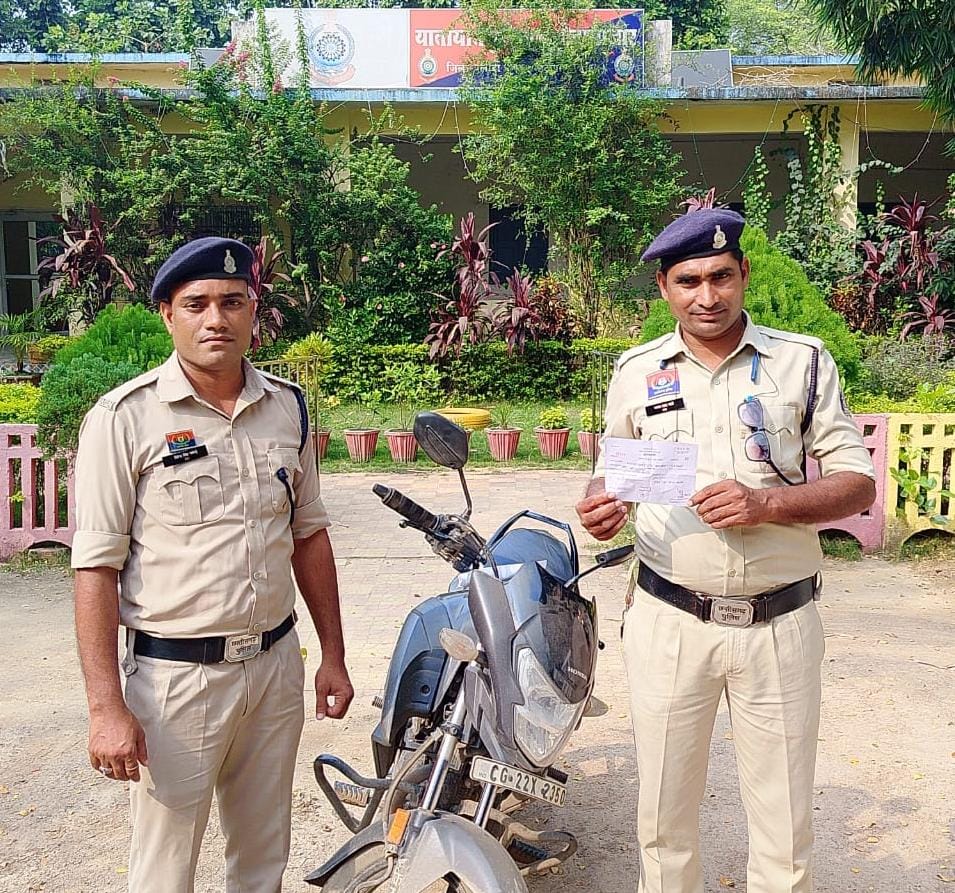 बलौदाबाजार यातायात पुलिस की सख्ती : हेलमेट जोन में नियम तोड़ने पर आरक्षक पर हुई चालानी कार्रवाई