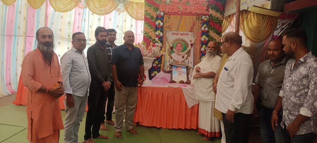 गौ सेवा आयोग के पूर्व अध्यक्ष महंत रामसुन्दर दास जी ने खोरबाहरा यादव के निवास पर पहुंच कर अर्पित की श्रद्धांजलि