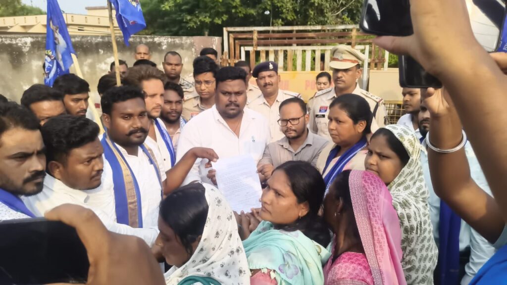 स्मार्ट मीटर के जरिए अनियंत्रित बिजली बिल वसूली के खिलाफ भीम आर्मी का हल्ला बोल, सारंगढ़ में मुख्य अभियंता कार्यालय का घेराव