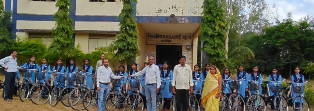 थरगांव हाईस्कूल में 24 बालिकाओं को मिली सायकल, सरस्वती योजना से शिक्षा को मिली नई गति 🚴‍♀️✨