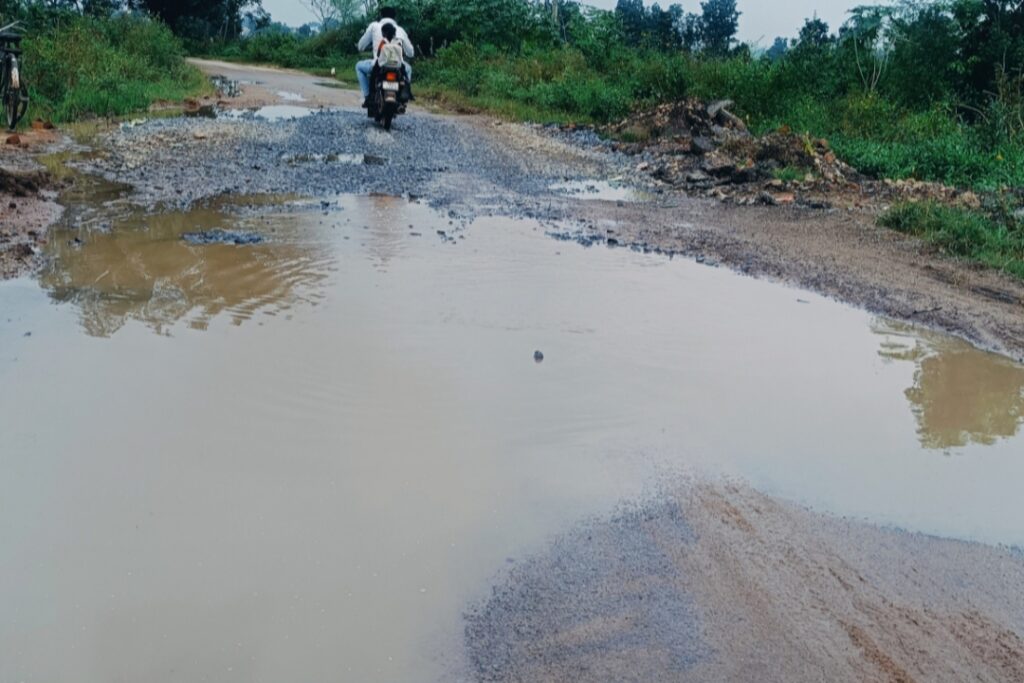 Road:छुरा से रसेला मार्ग की खस्ताहाल सड़क बनी हादसों का सबब, प्रशासन मौन