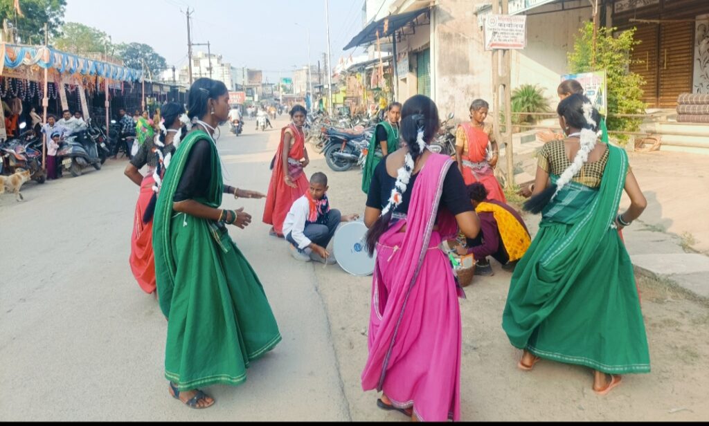 छत्तीसगढ़ी संस्कृति की गूंज: दीपावली पर छुरा नगर में सेन्दर गांव की बालिकाओं ने प्रस्तुत किया पारंपरिक सुवा नृत्य,