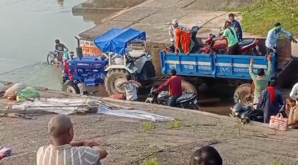 अमेठी घाट पुल पर खतरे का खेल! ट्रैक्टर-ट्रॉली पर मोटरसाइकिल लादकर लोग कर रहे घाट पार, प्रशासन मौन