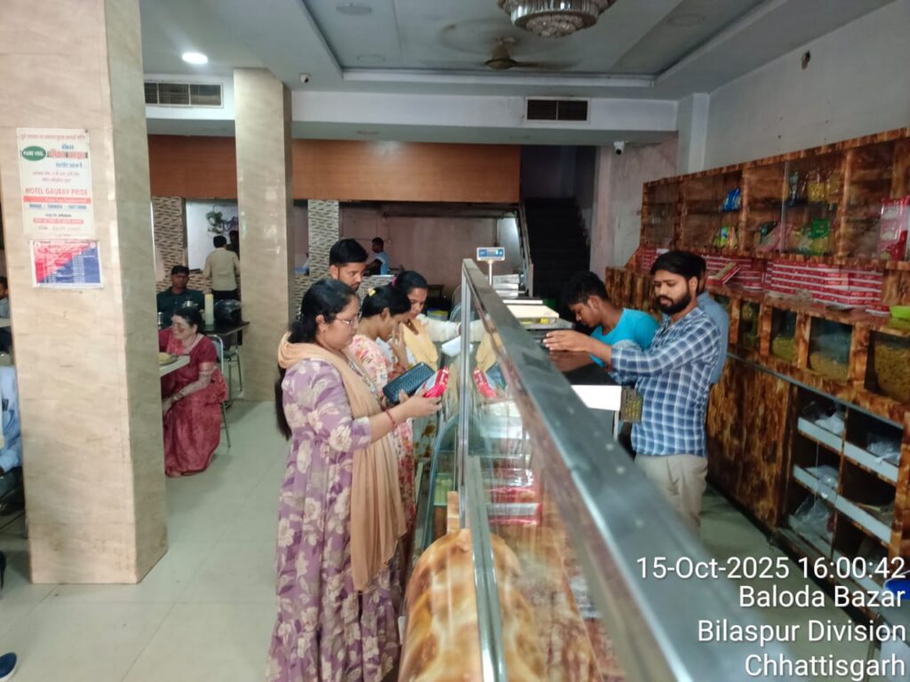 खाद्य एवं औषधि प्रशासन की टीम ने चलाया जांच अभियान  परीक्षण हेतु लिए गए 95 नमूना,अवमानक मिल्क केक को मौक़े पर किया गया विनष्टिकरण