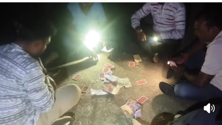 जशपुर पुलिस की बड़ी कार्रवाई — जुआ खेलते 06 जुआरी गिरफ्तार, ₹84,400 नगद और ताश की गड्डी जप्त
