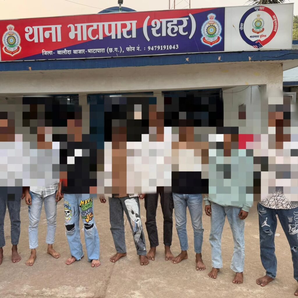 धारदार हथियार लेकर घूमने वालों पर पुलिस की बड़ी कार्रवाई—12 आरोपी गिरफ्तार, 10 बालक भी शामिल