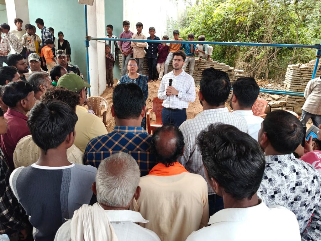 लवनबंद पहुँचे कलेक्टर दीपक सोनी — छत्तीसगढ़ी में दी राज्य स्थापना दिवस की बधाई, ग्रामीण हुए गदगद