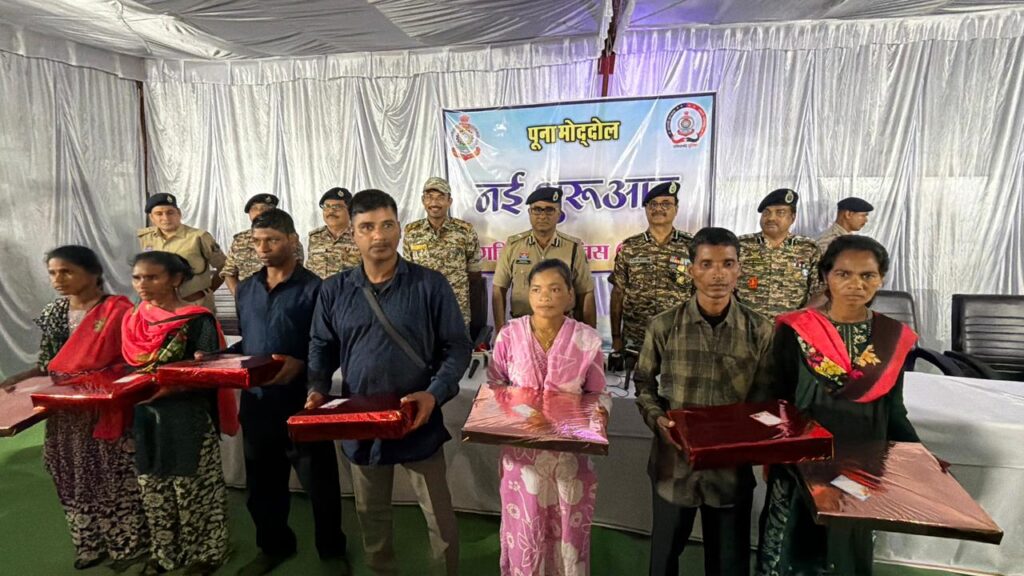 उदंती एरिया कमेटी के 7 नक्सलियों ने किया आत्मसमर्पण, गरियाबंद पुलिस पर जताया भरोसा