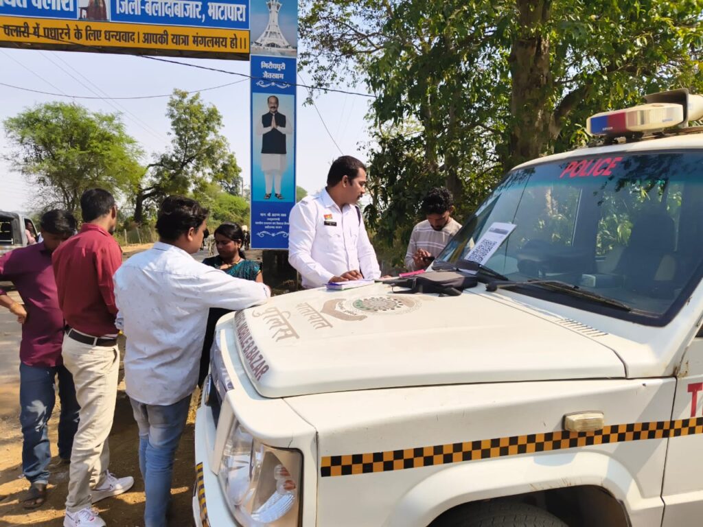 पलारी में यातायात पुलिस की सख्ती, शराब पीकर वाहन चलाने वालों पर हुई कार्रवाई  दोपहिया व चारपहिया वाहनों की हुई सघन जांच, लोगों से नियमों के पालन की अपील