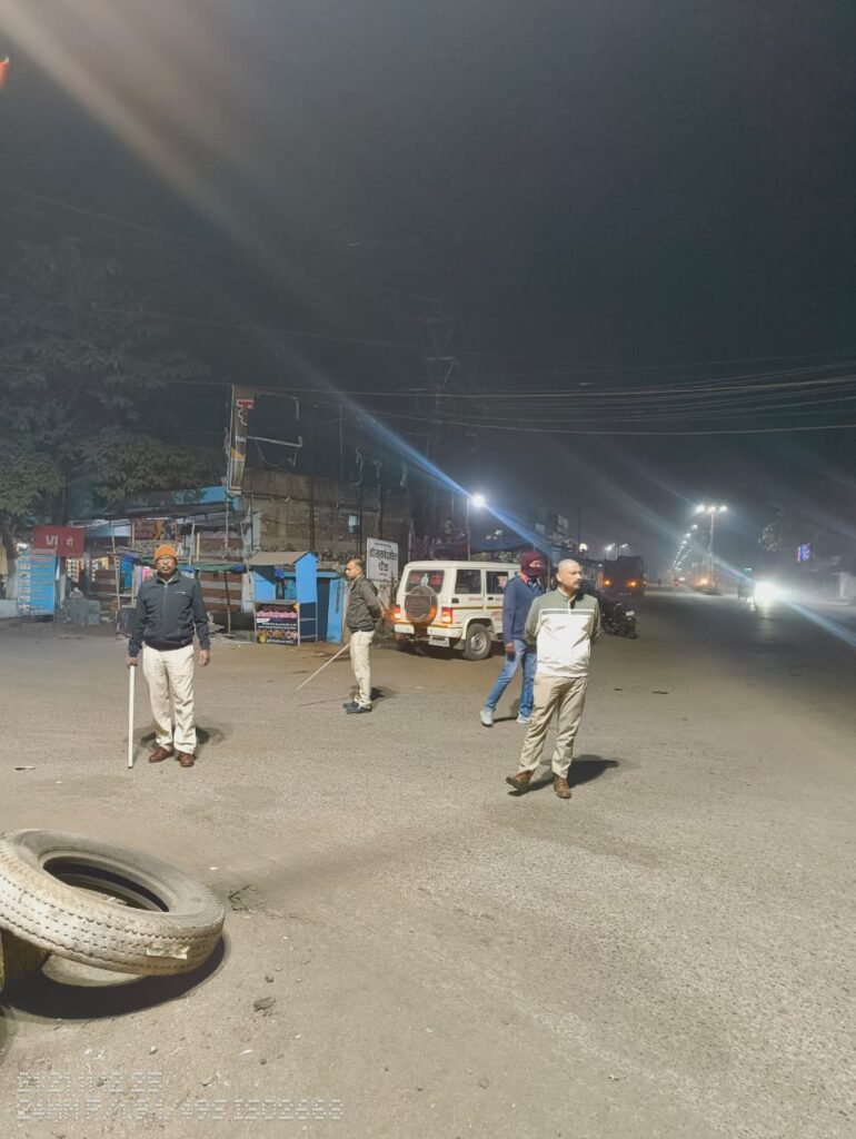 बलौदाबाजार पुलिस की रात्रिकालीन सघन कार्रवाई — 16 स्थानों पर नाकाबंदी, 203 वाहन चालकों पर कार्रवाई, 23 लोग शराब पीते पकड़े गए