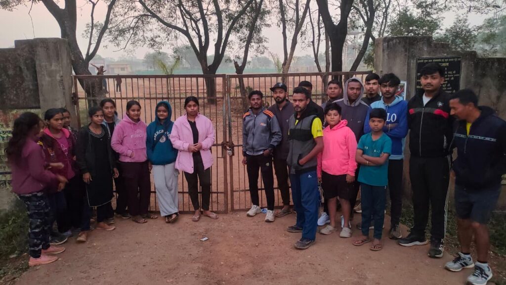 खरतोरा ग्राम पंचायत में खेल मैदान पर ताला लगाने को लेकर हालात गंभीर, बच्चों ने पूछा—“किसके दबाव में बंद हुआ मैदान?”