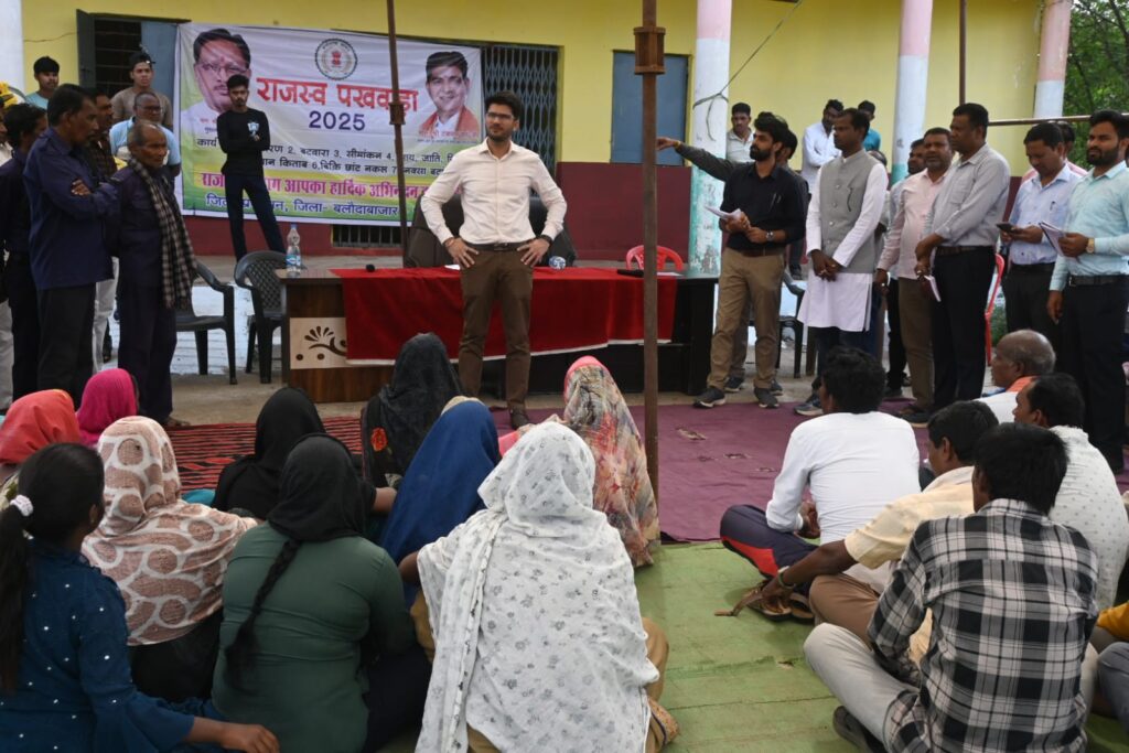 कलेक्टर दीपक सोनी ने किया राजस्व शिविर का अवलोकन — किसानों को वितरित किए स्वामित्व कार्ड