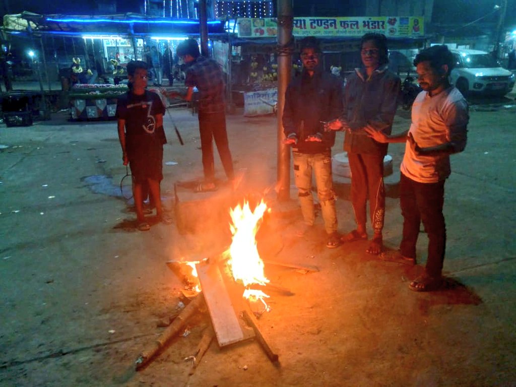 ठंड बढ़ने पर जिला प्रशासन सक्रिय — चौक-चौराहों पर अलाव व्यवस्था शुरू