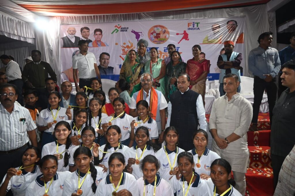 सांसद खेल महोत्सव : भाटापारा में विकासखंड स्तरीय आयोजन सम्पन्न — सांसद बृजमोहन अग्रवाल ने विजेता खिलाड़ियों को मेडल पहनाकर किया सम्मानित