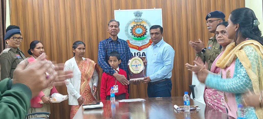 प्रधान आरक्षक बचन तिर्की की सेवाओं को सलाम — रायगढ़ पुलिस में सेवानिवृत्ति पर सम्मान समारोह आयोजित