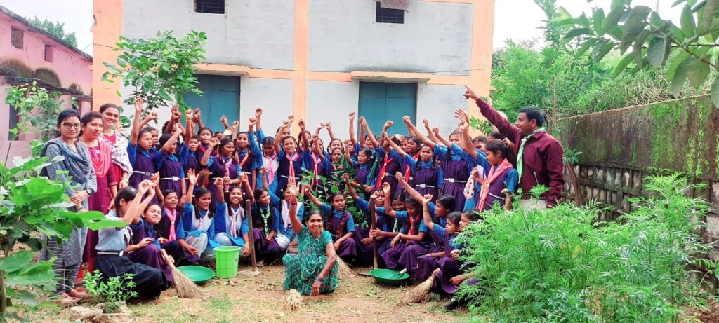 विद्यालय में चलाया वृहद पौधारोपण अभियान, फूलों की खुश्बू से महक रहा किचन गार्डन,