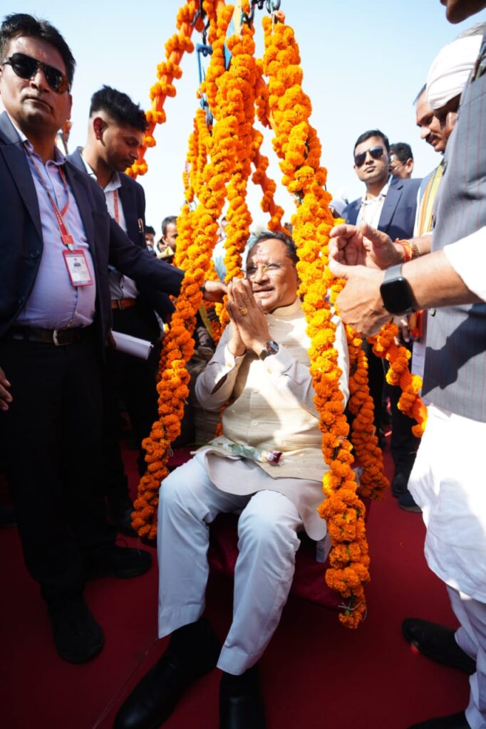 मुख्यमंत्री का धान से वजन कर अन्नदाताओं के उपज का किया गया सम्मान