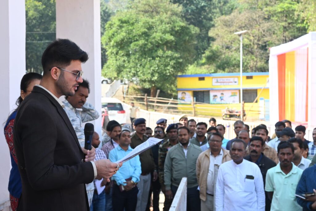 कलेक्टर ने सोनाखान पहुँचकर शहीद दिवस की तैयारियों का लिया जायज़ा  समयबद्ध रूप से सभी व्यवस्थाएँ पूर्ण करने के दिए निर्देश