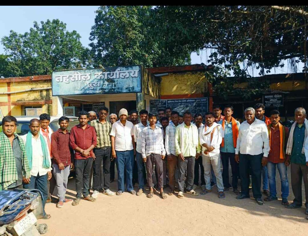 फूलबाहरा के ग्रामीणों ने शासकीय चारागाह भूमि से अवैध कब्जा हटाने की मांग को लेकर तहसीलदार को सौंपा ज्ञापन,