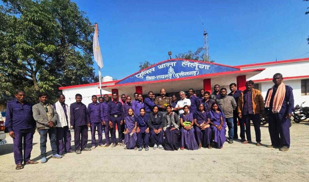 थाना लैलूंगा में ग्राम कोटवारों की बैठक, समाजसेवियों और मेधावी छात्रों का किया गया सम्मान