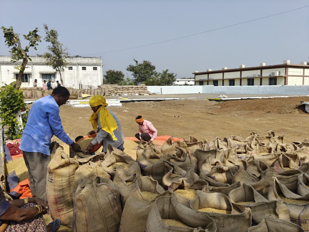 धान के एवज में किसानों को 526 करोड़ रुपये का भुगतान  समितियों में माइक्रो एटीएम से नगद आहरण की सुविधा, तूहर टोकन ऐप 24×7 उपलब्ध