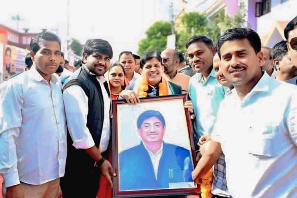 पूर्व मंत्री डहरिया के जन्मदिन पर सोनाखान वनाँचल से बधाई देने पहुँचे उनके समर्थक – प्रमोद कुमार