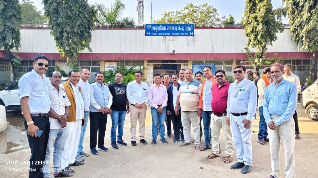 अटल जयंती पर फल वितरण कर भाजपा कार्यकर्ताओं ने दिया मानवता और सेवा का संदेश