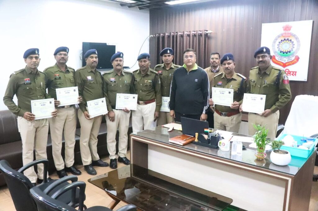 उल्लेखनीय कार्य पर दुर्ग पुलिस के अधिकारी–कर्मचारी सम्मानित नारकोटिक्स एक्ट एवं हत्या के प्रयास के मामलों में सजा दिलाने पर मिला सम्मान