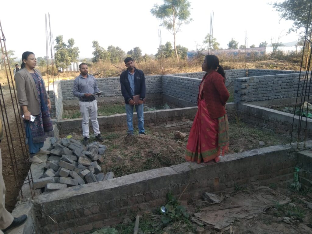 सोनाखान के वनांचल में पीएम आवास का निरीक्षण—गुणवत्ता, प्रगति और समयबद्ध पूर्णता पर सीईओ दिव्या अग्रवाल का विशेष ज़ोर