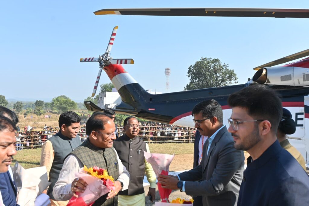 मुख्यमंत्री का हेलीपेड पर हुआ आत्मीय स्वागत