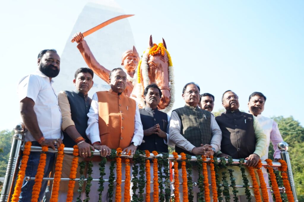 मुख्यमंत्री ने शहीद वीर नारायण सिंह को अर्पित की श्रद्धांजलि