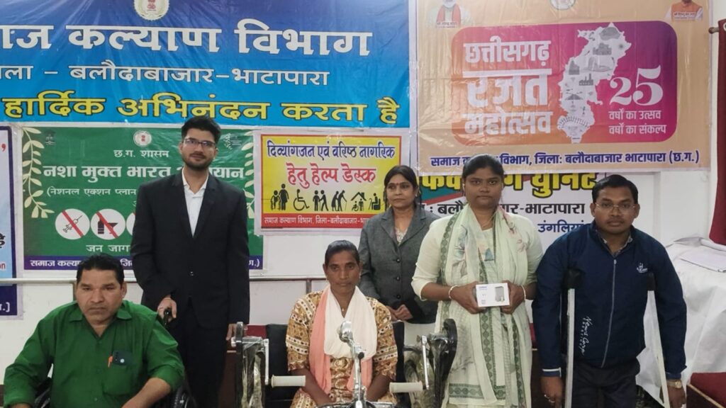 कलेक्टर ने दिव्यांगजनों को किया सहायक उपकरण वितरित