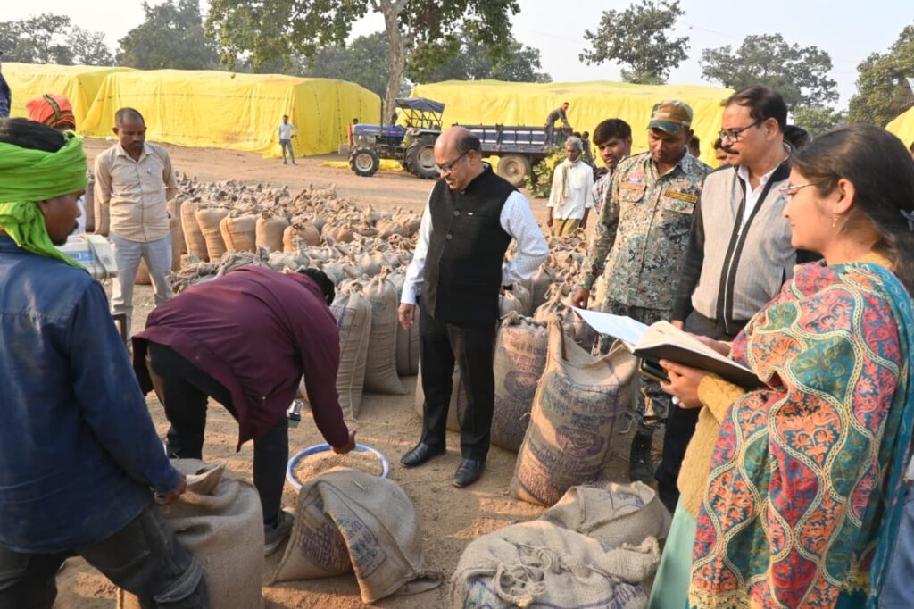 कलेक्टर उइके ने धान खरीदी केंद्र फिंगेष्वरी, जामगाँव, में पहुंचकर व्यवस्थाओं का लिया जायजा,