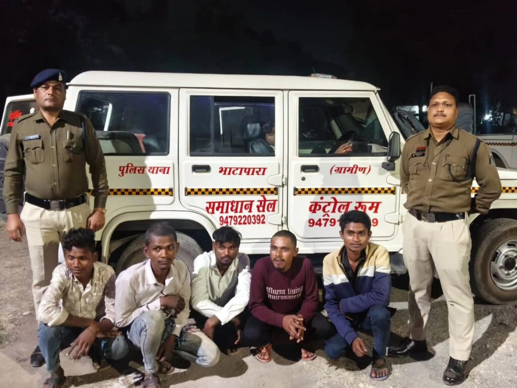 समाधान सेल की सूचना पर पुलिस की बड़ी कार्रवाई: चाकू दिखाकर दहशत फैलाने वाले 5 आरोपी गिरफ्तार