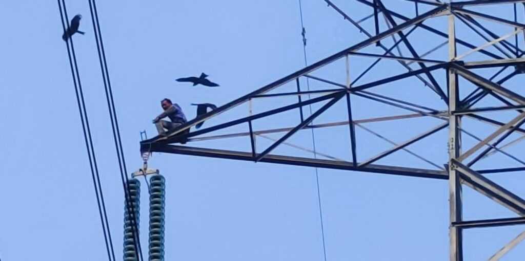 जांजगीर: धान का टोकन न मिलने से परेशान किसान हाई वोल्टेज टॉवर पर चढ़ा, प्रशासन के फूले हाथ-पांव