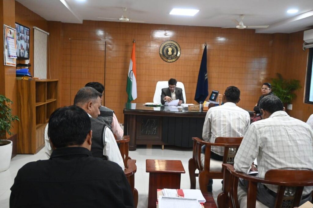 बलौदाबाजार में धान उठाव को लेकर कलेक्टर का सख़्त रुख, लापरवाह मिलर्स पर कार्रवाई के निर्देश