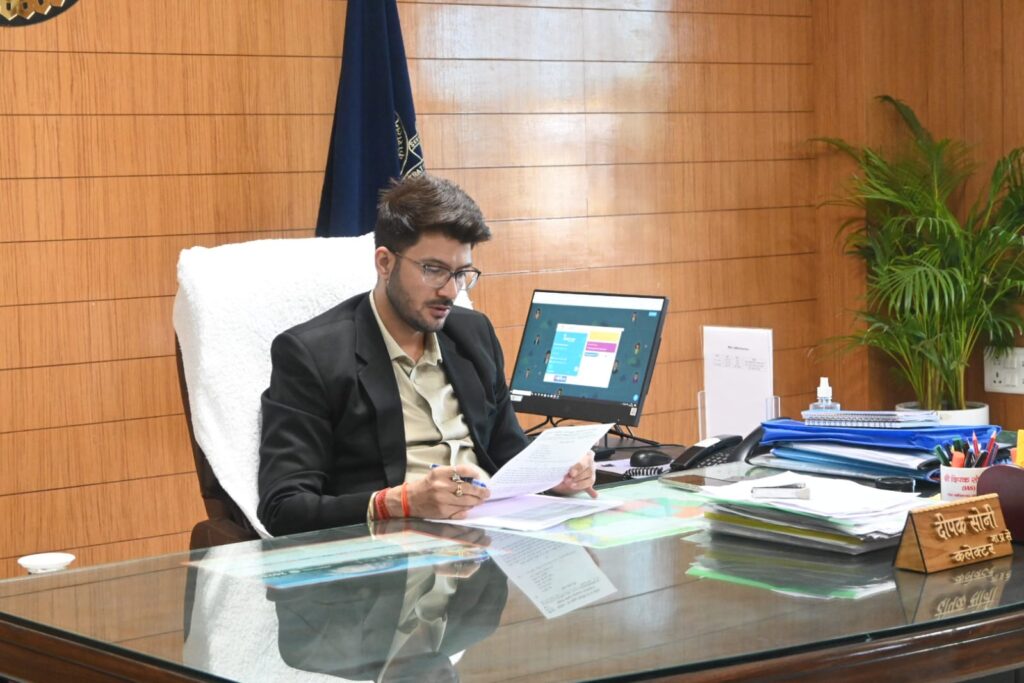 कलेक्टर ने धान खरीदी प्रगति की समीक्षा की, उठाव में तेजी और कड़ी निगरानी के दिए निर्देश