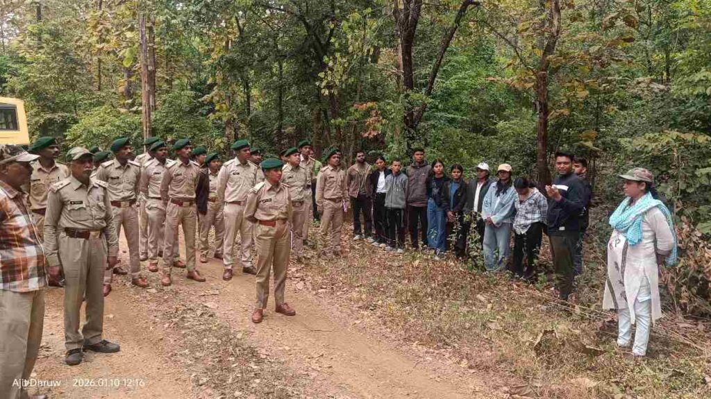 विशेष शैक्षिक भ्रमण में प्रशिक्षणार्थियों व छात्रों को मिला वन प्रबंधन एवं जैविक खेती का व्यावहारिक ज्ञान