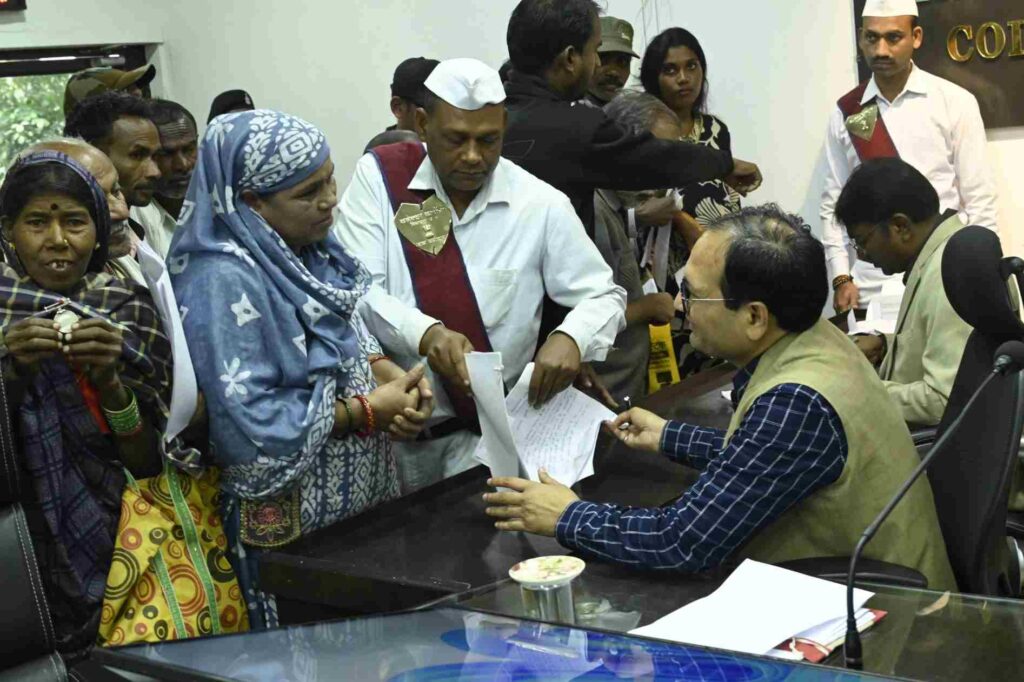 जनदर्शन में कलेक्टर संजय अग्रवाल ने सुनीं आमजन की समस्याएं, त्वरित निराकरण के दिए निर्देश