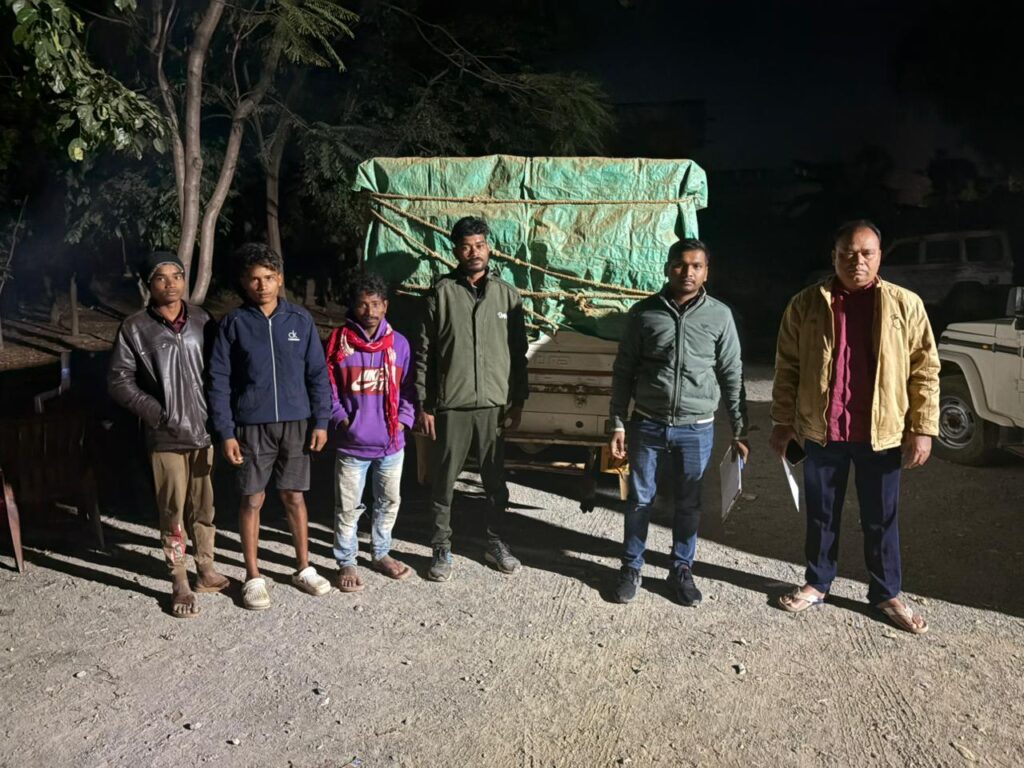 अवैध धान परिवहन पर प्रशासन की पैनी नजर, संयुक्त टीम ने 75 कट्टा धान के साथ पिकअप जब्त