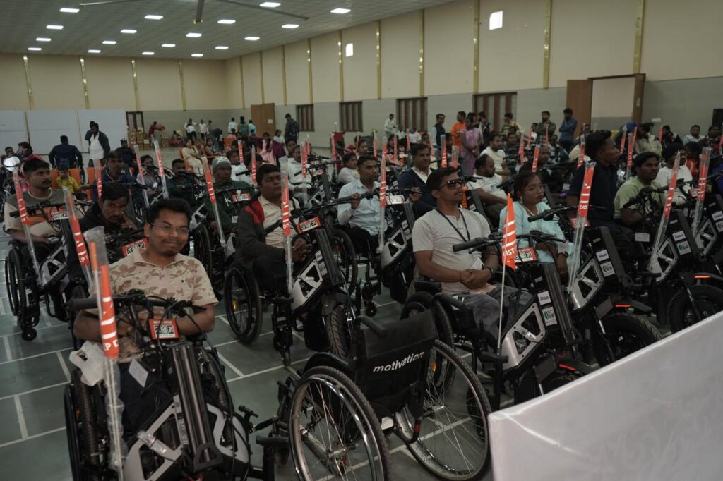 दिव्यांगजनों के सशक्तिकरण की दिशा में बड़ा कदम: रायपुर में 58 अस्थिबाधित दिव्यांगजनों को मिली निशुल्क ई-साइकिल