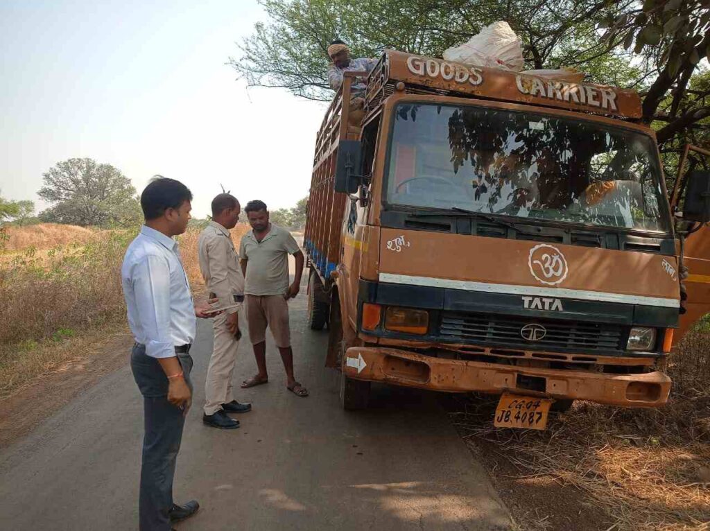 संयुक्त टीम की सख्ती, बलौदाबाजार में अलग-अलग स्थानों से 267 बोरी अवैध धान जब्त