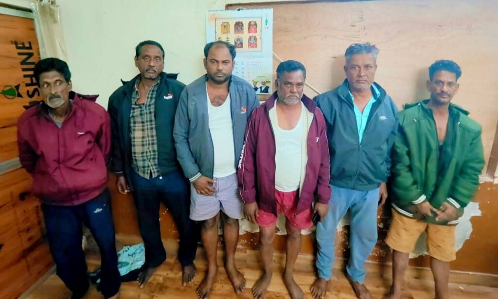 🚨🚨रायपुर पुलिस ब्रेकिंग:–तमिलनाडू त्रिची गिरोह के 06 सदस्य गिरफ्तार,,आरोपी देश भर में घुम – घुम कर एक विशेष तरीके से कार का कांच तोड़कर देते है चोरी की घटनाओं को अंजाम।*