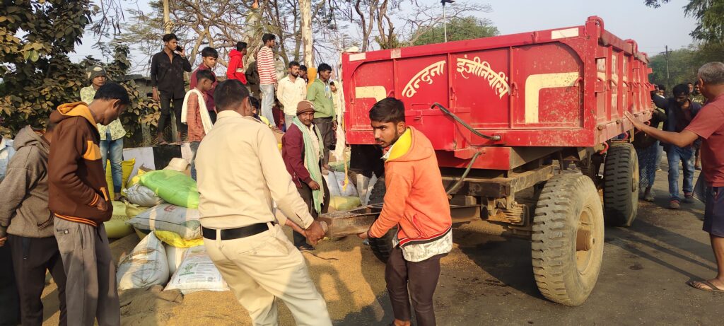 ट्रक की टक्कर से ट्रैक्टर सवार तीन लोग घायल, एक की हालत गंभीर ग्रामीणों व पुलिस की तत्परता से घायलों को सुरक्षित निकाला गया