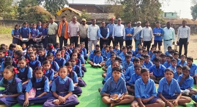 खपरी स्कूल में न्योता भोज का आयोजन, मिठाइयों और स्वादिष्ट व्यंजनों से बच्चों के चेहरे खिले, सामुदायिक सहभागिता से योजना को मिल रहा समर्थन