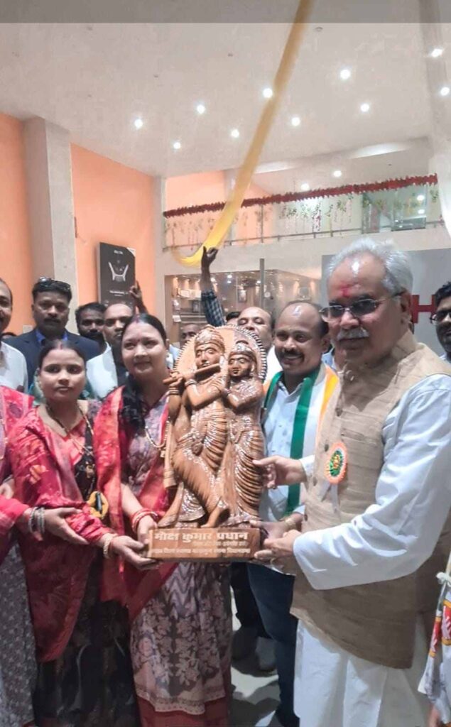 गणतंत्र यात्रा का ऐतिहासिक समापन, मोक्ष कुमार प्रधान के निवास पर भूपेश बघेल का भव्य आगमन