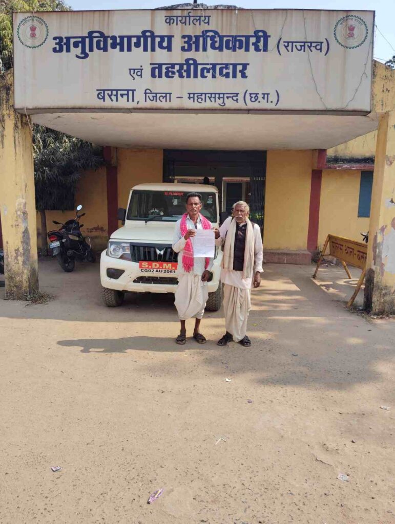 रोजगार सहायक पर प्रधानमंत्री आवास योजना की राशि गबन का आरोप, ग्रामीणों ने एसडीओ को सौंपा आवेदन