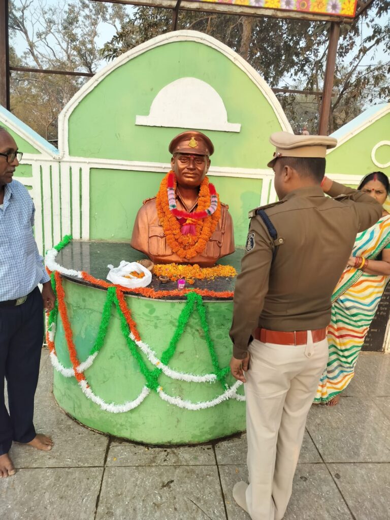 गणतंत्र दिवस 2026: थाना पलारी में शहीद उप निरीक्षक युगल किशोर वर्मा को दी गई भावभीनी श्रद्धांजलि